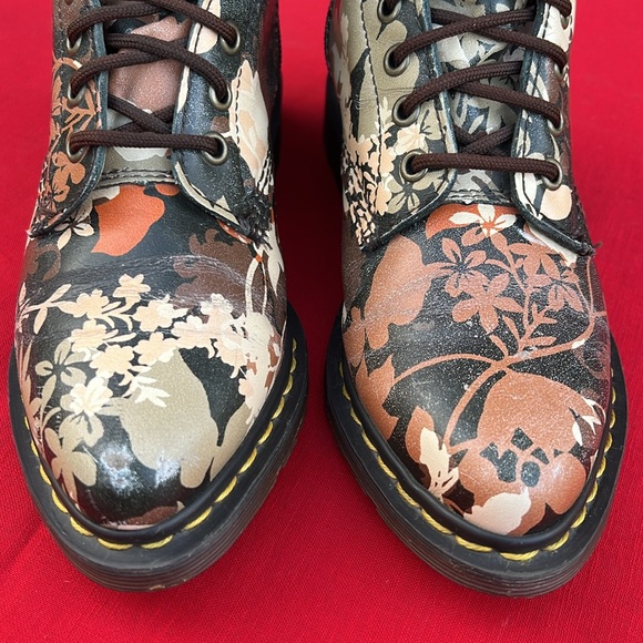 Dr. Martens Fall Floral Tall 14 Eye Pointed Toe Cery Lace Up & Zippered Boots - Picture 16 of 17